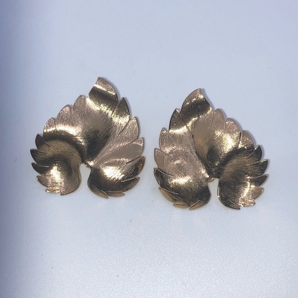 Vtg Tropical Leaf Large Gold Tone Metal Statement Earrings - Clip on - 1.8” - Picture 3 of 6